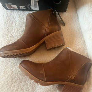 BNWT! Sorel Cate Chelsea tan boots!